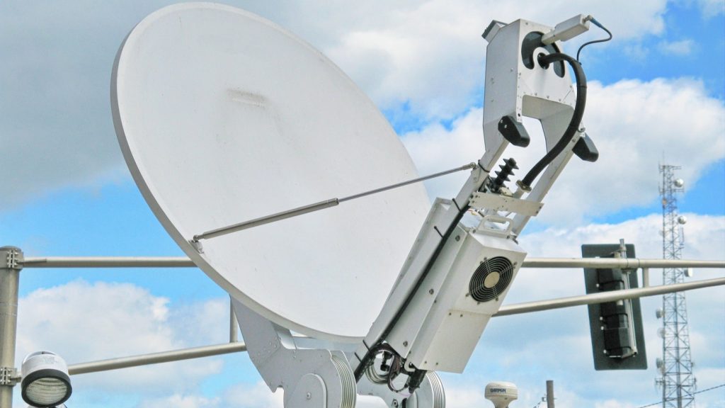 Jelajahi Tanpa Batas: Panduan Lengkap Koneksi Internet Satelit untuk Traveling ke Pedalaman