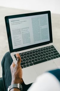 Menguasai Seni Menulis Headline Artikel yang Click-Worthy: Panduan Lengkap untuk Menarik Perhatian Pembaca