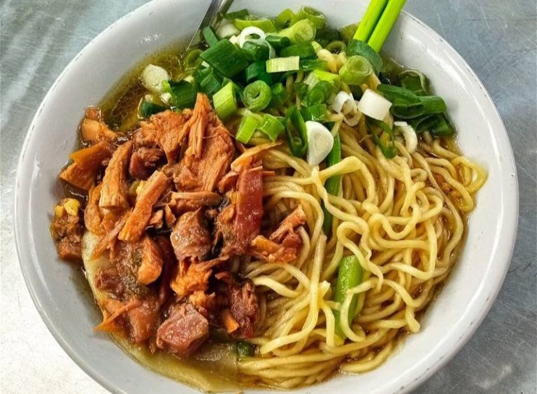 Menjelajahi Kelezatan Mie Ayam Gerobakan yang Legendaris: Sebuah Perjalanan Rasa yang Autentik