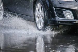 Tips Menghadapi Aquaplaning Saat Hujan Deras: Panduan Lengkap untuk Keselamatan Berkendara
